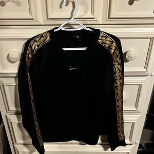 Gold and black Nike pullover 🖤 ✨FREE SHIPPING✨